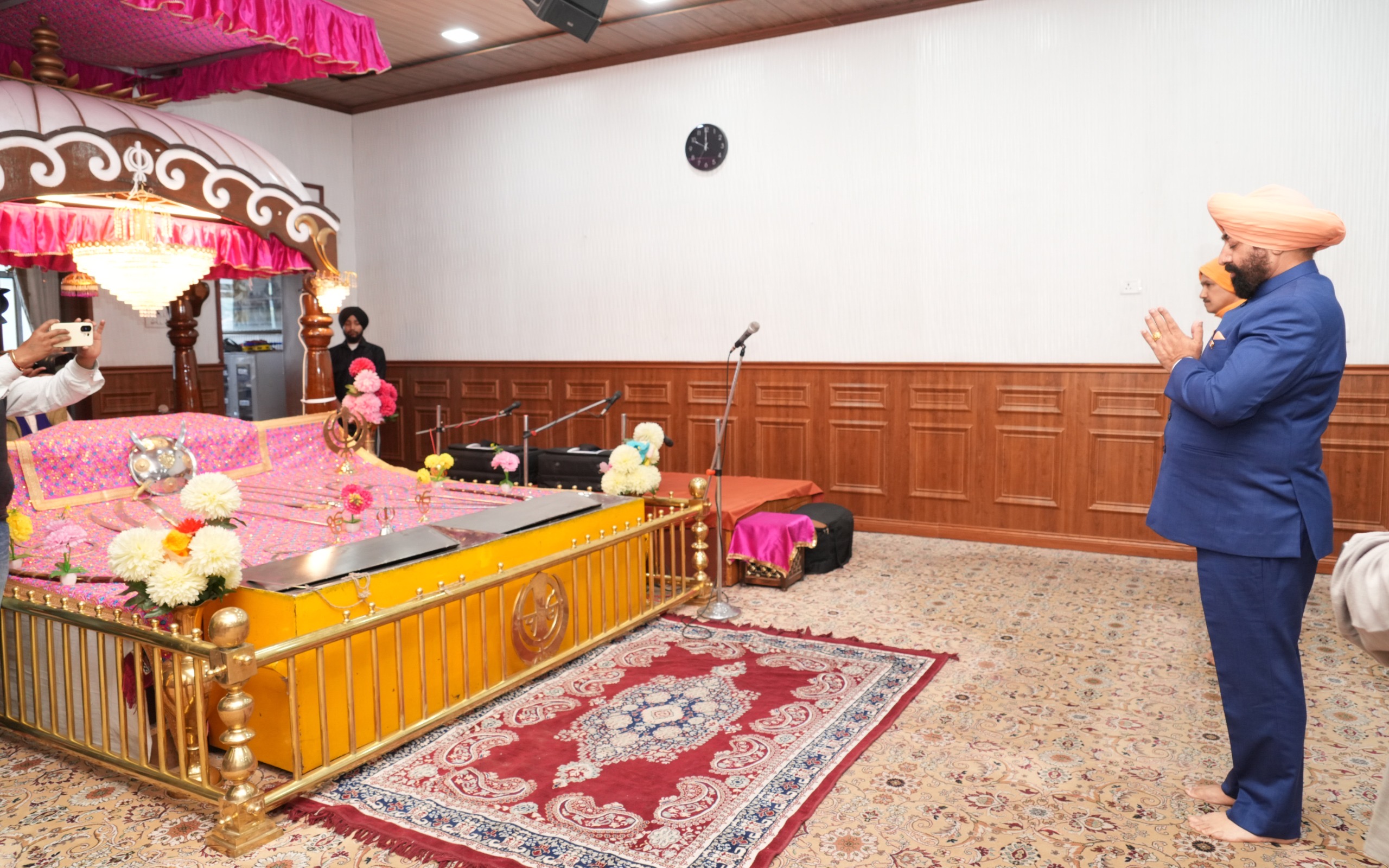 मां नयना देवी मंदिर और गुरुद्वारा साहिब पहुंचे राज्यपाल, प्रदेश की सुख-समृद्धि की कामना body image 1