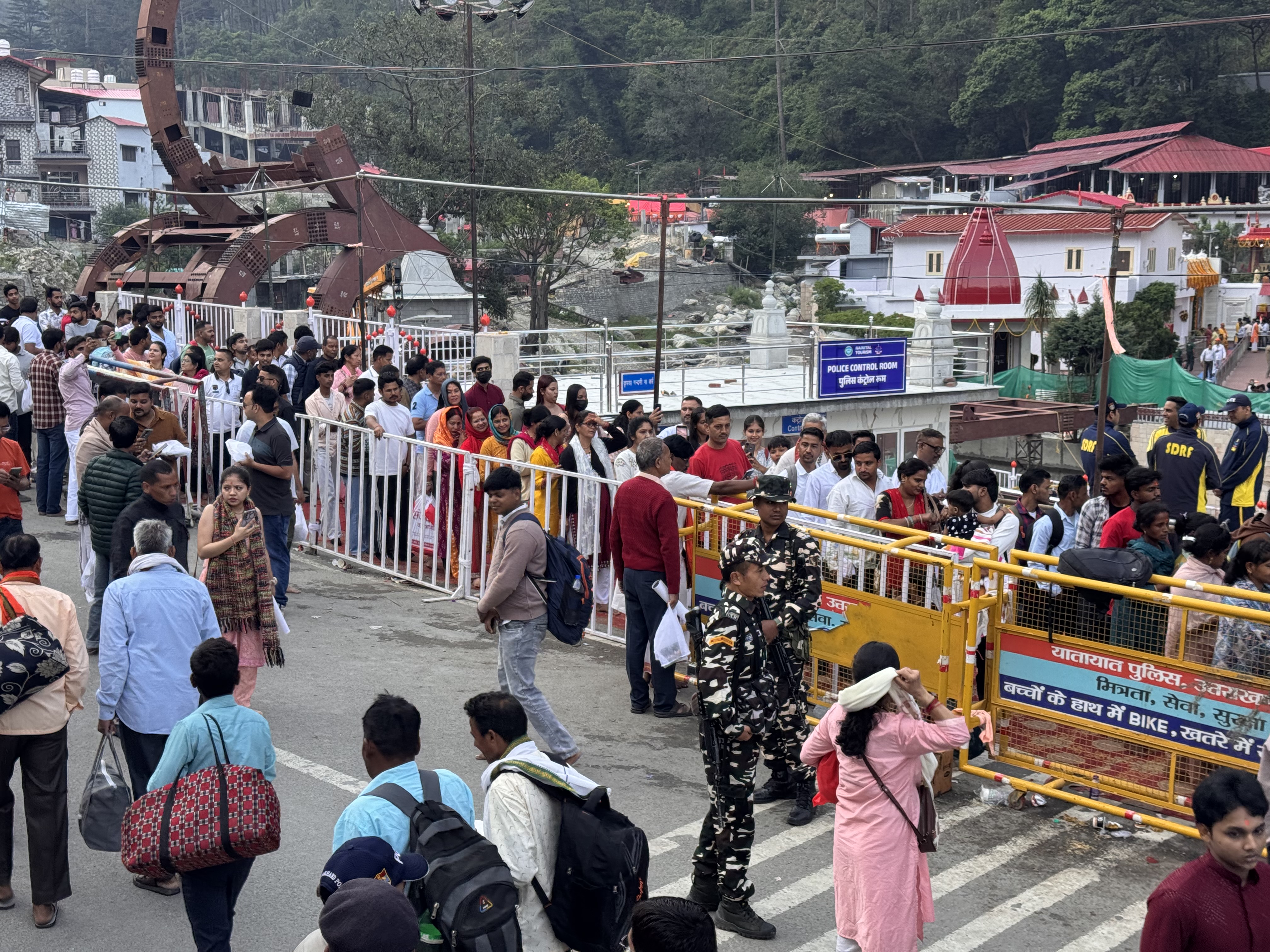 कैंची धाम में उमड़ी श्रद्धालुओं की भारी भीड़, सुरक्षा व्यवस्था  चाक-चौबंद body image 1