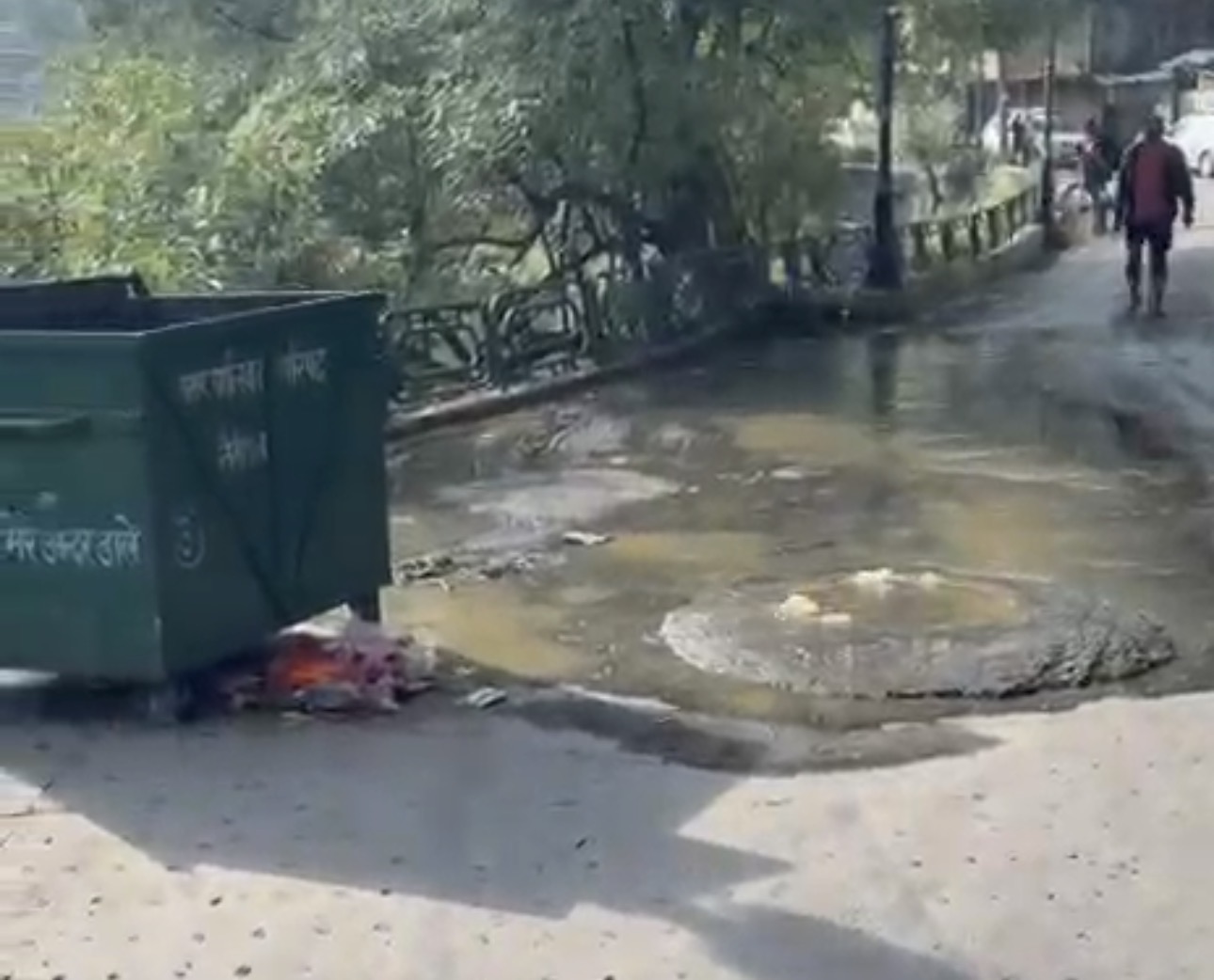 वीवीआईपी मार्ग पर दूसरे दिन भी बहता रहा सीवर, हजारों लीटर गंदा पानी नैनीझील में समाया body image 1
