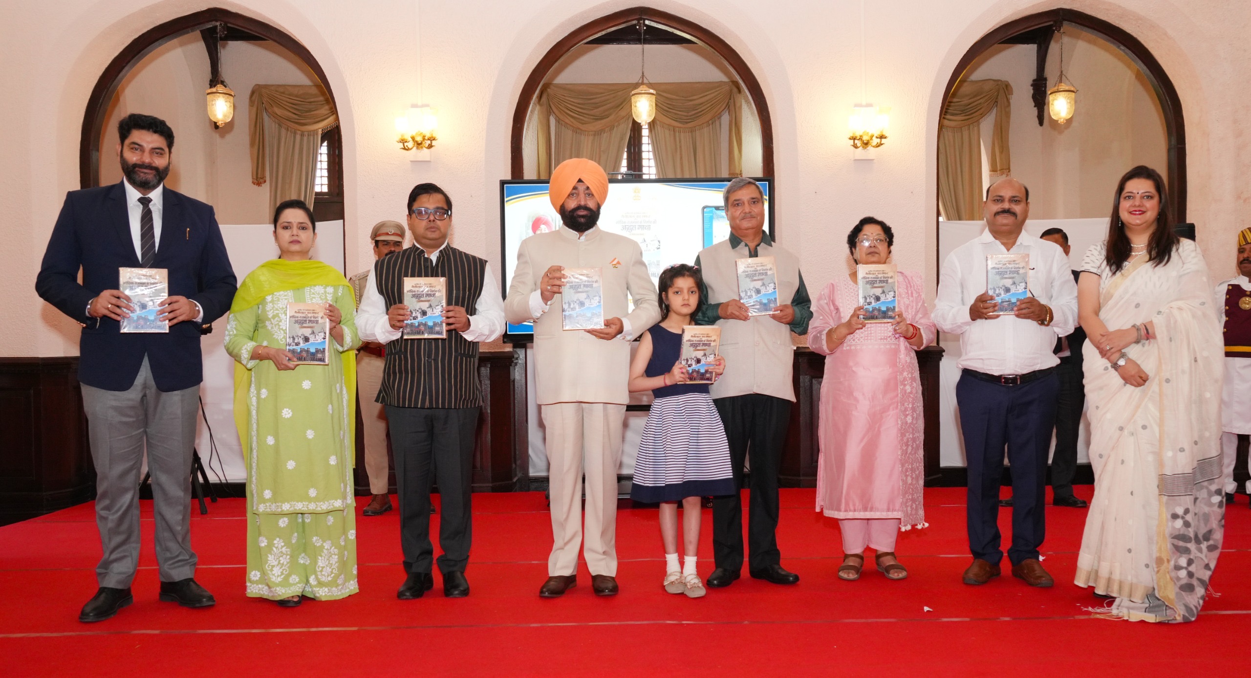 अतीत से वर्तमान तकः नैनीताल का सफर और गॉथिक राजभवन के निर्माण की अद्भुत गाथा’ पुस्तक का हुआ विमोचन body image 1