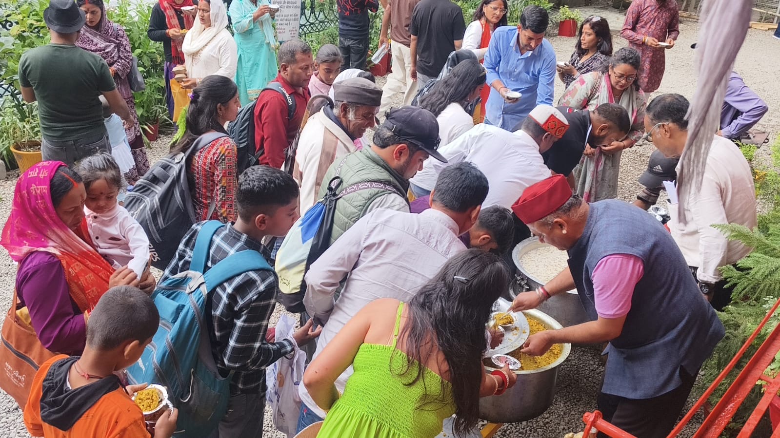 ठंडी रोड स्थित शनि मंदिर में खिचड़ी व खीर का भंडारा, श्रद्धालुओं की उमड़ी भीड़ body image 1
