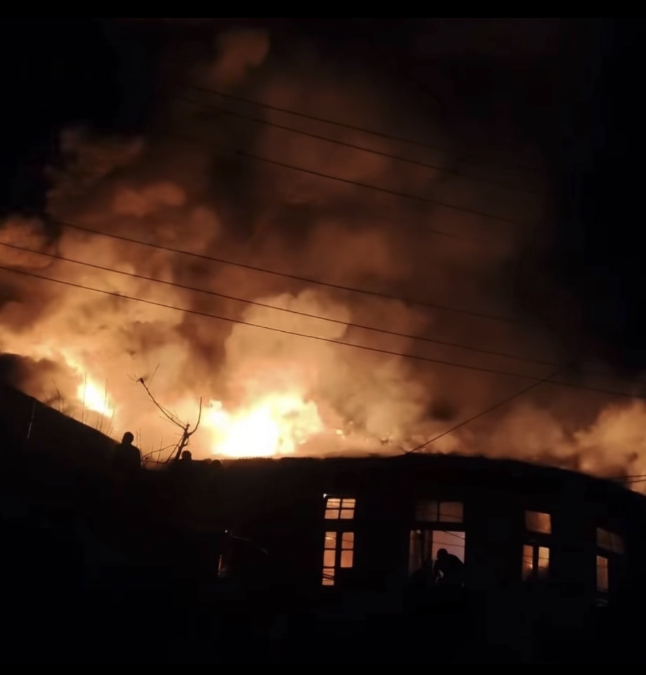 मल्लीताल में ब्रिटिशकालीन भवन में भीषण आग — सरस्वती शिशु मंदिर राख, कई भवनों को भारी नुकसान body image 2