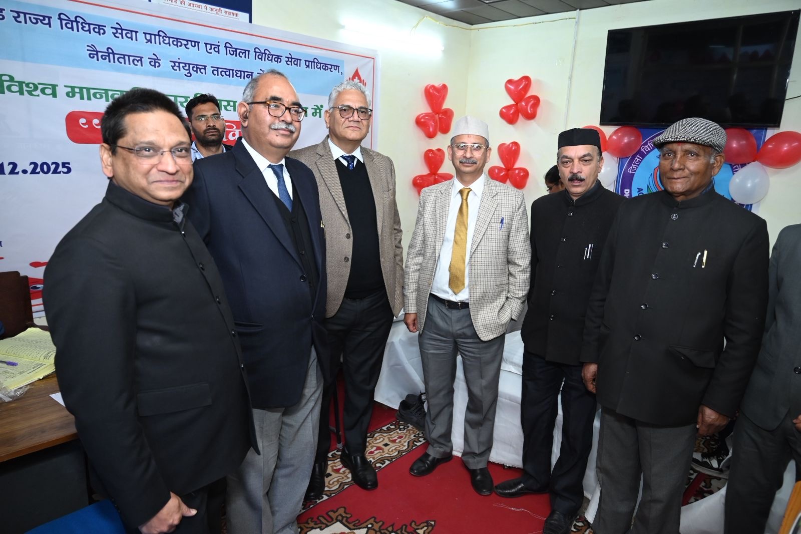 नैनीताल न्यायालय में मानवता का उत्सव : न्यायाधीशों व अधिवक्ताओ ने किया रक्तदान body image 2