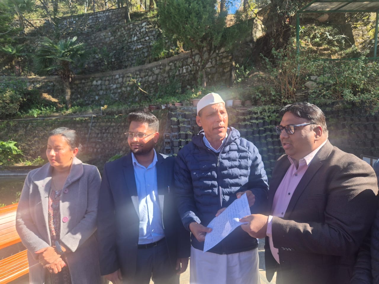 जंगली जानवरों के बढ़ते हमलों के विरोध में ग्रामीणों का वन विभाग कार्यालय घेराव body image 2