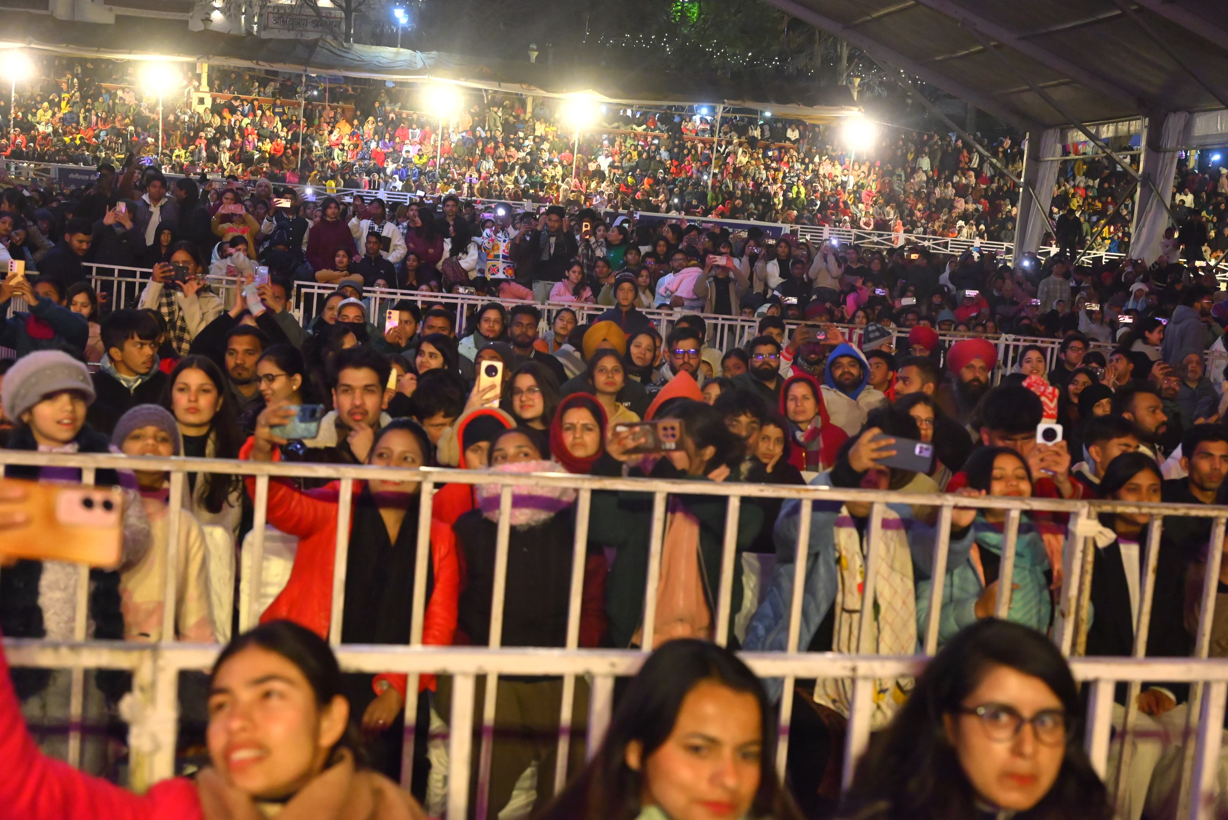 विंटर कार्निवाल: द्वितीय दिवस पर लोक-संगीत व स्टार नाइट से गूंज उठा नैनीताल body image 2