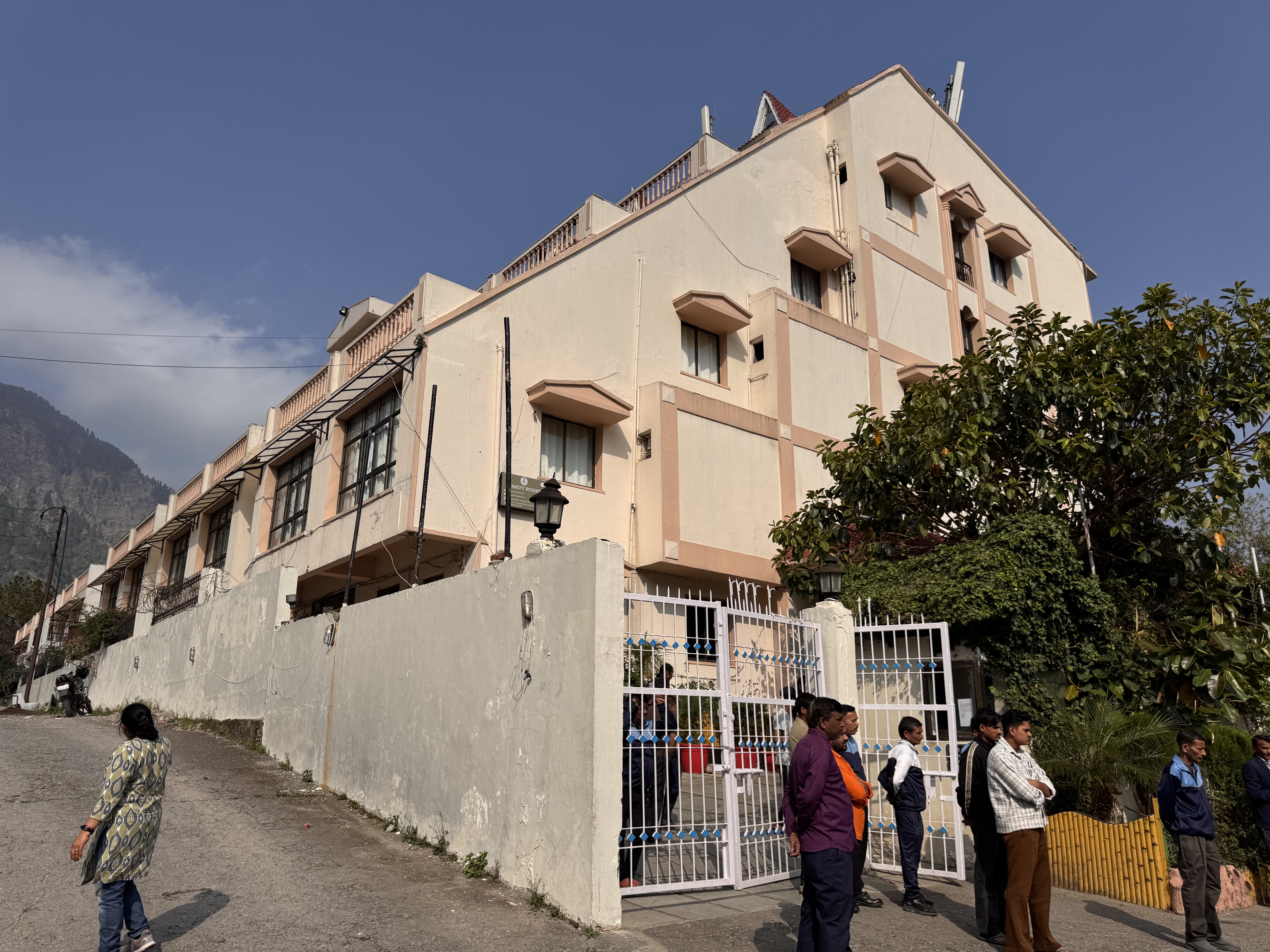 नैनीताल में प्रदूषण नियमों का उल्लंघन: डायनेस्टी रिजॉर्ट पर बड़ी कार्रवाई, रिसॉर्ट सील body image 2