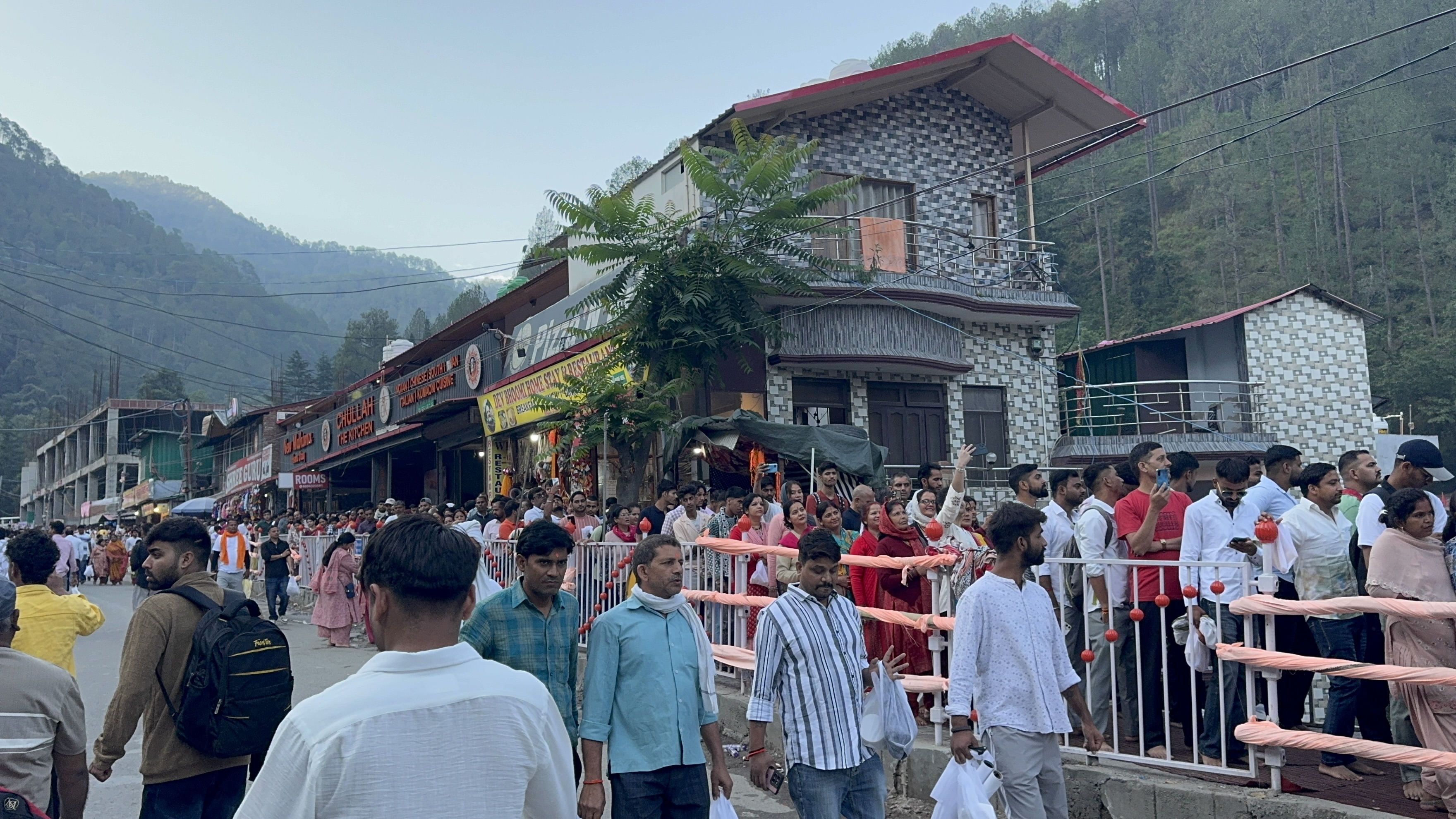 कैंची धाम में उमड़ी श्रद्धालुओं की भारी भीड़, सुरक्षा व्यवस्था  चाक-चौबंद body image 2