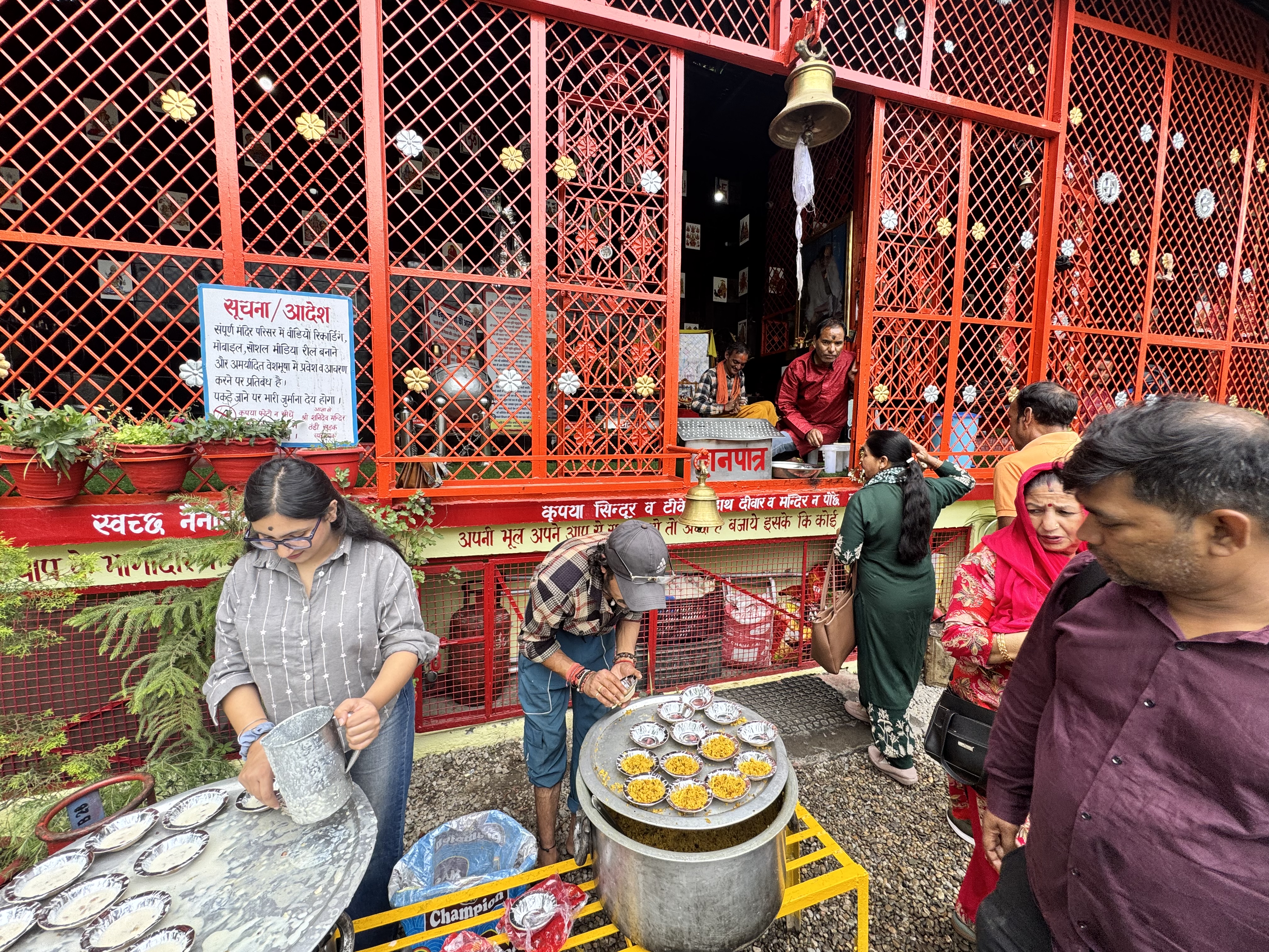ठंडी रोड स्थित शनि मंदिर में खिचड़ी व खीर का भंडारा, श्रद्धालुओं की उमड़ी भीड़ body image 2