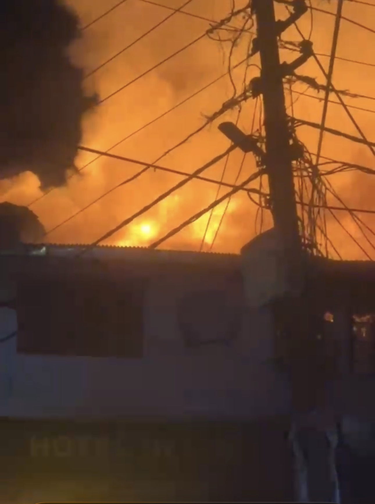 मल्लीताल में ब्रिटिशकालीन भवन में भीषण आग — सरस्वती शिशु मंदिर राख, कई भवनों को भारी नुकसान body image