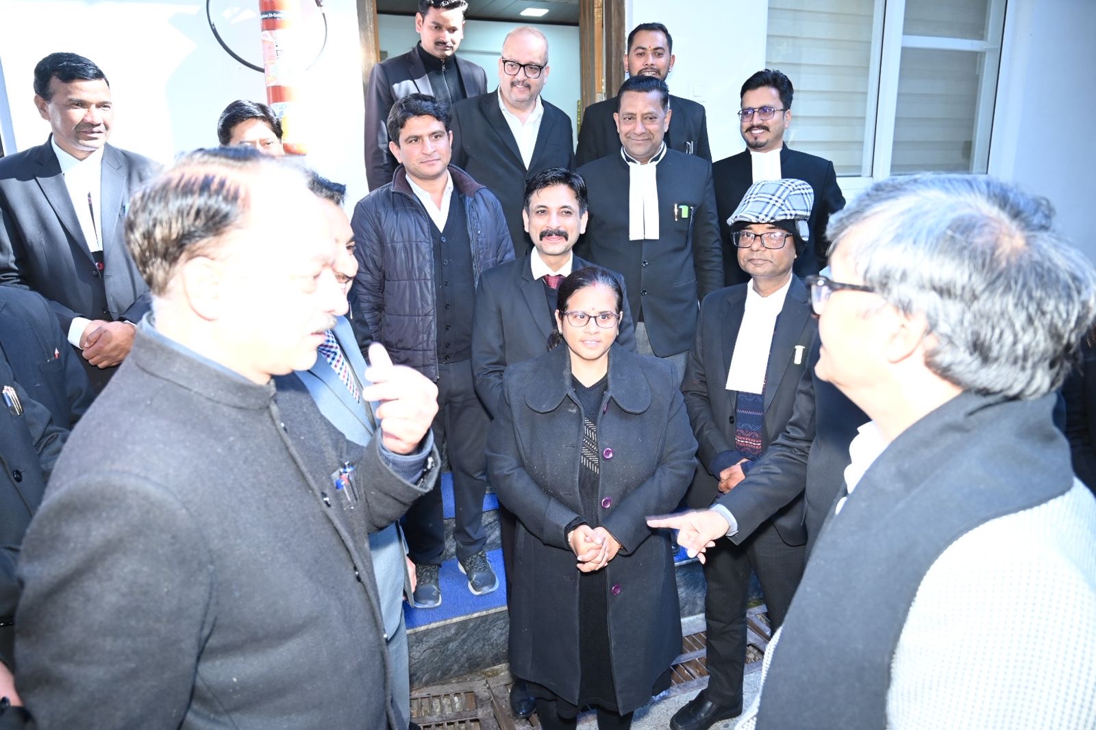 नैनीताल न्यायालय में मानवता का उत्सव : न्यायाधीशों व अधिवक्ताओ ने किया रक्तदान body image