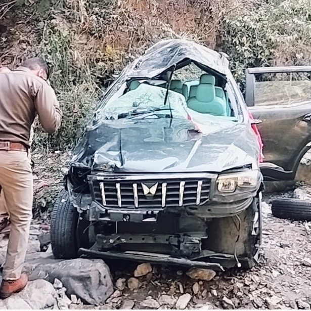 भवाली- अल्मोड़ा राष्ट्रीय राजमार्ग पर कार दुर्घटना, तीन की मौत, छह घायल body image