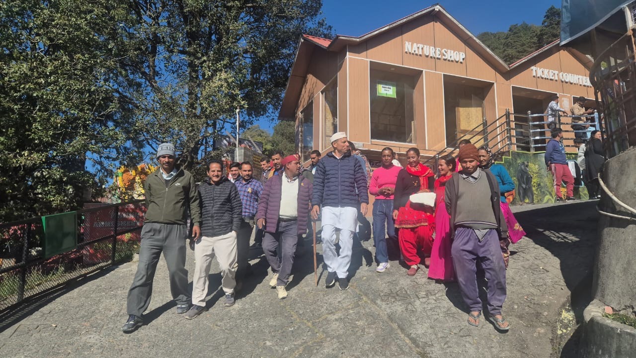 जंगली जानवरों के बढ़ते हमलों के विरोध में ग्रामीणों का वन विभाग कार्यालय घेराव body image