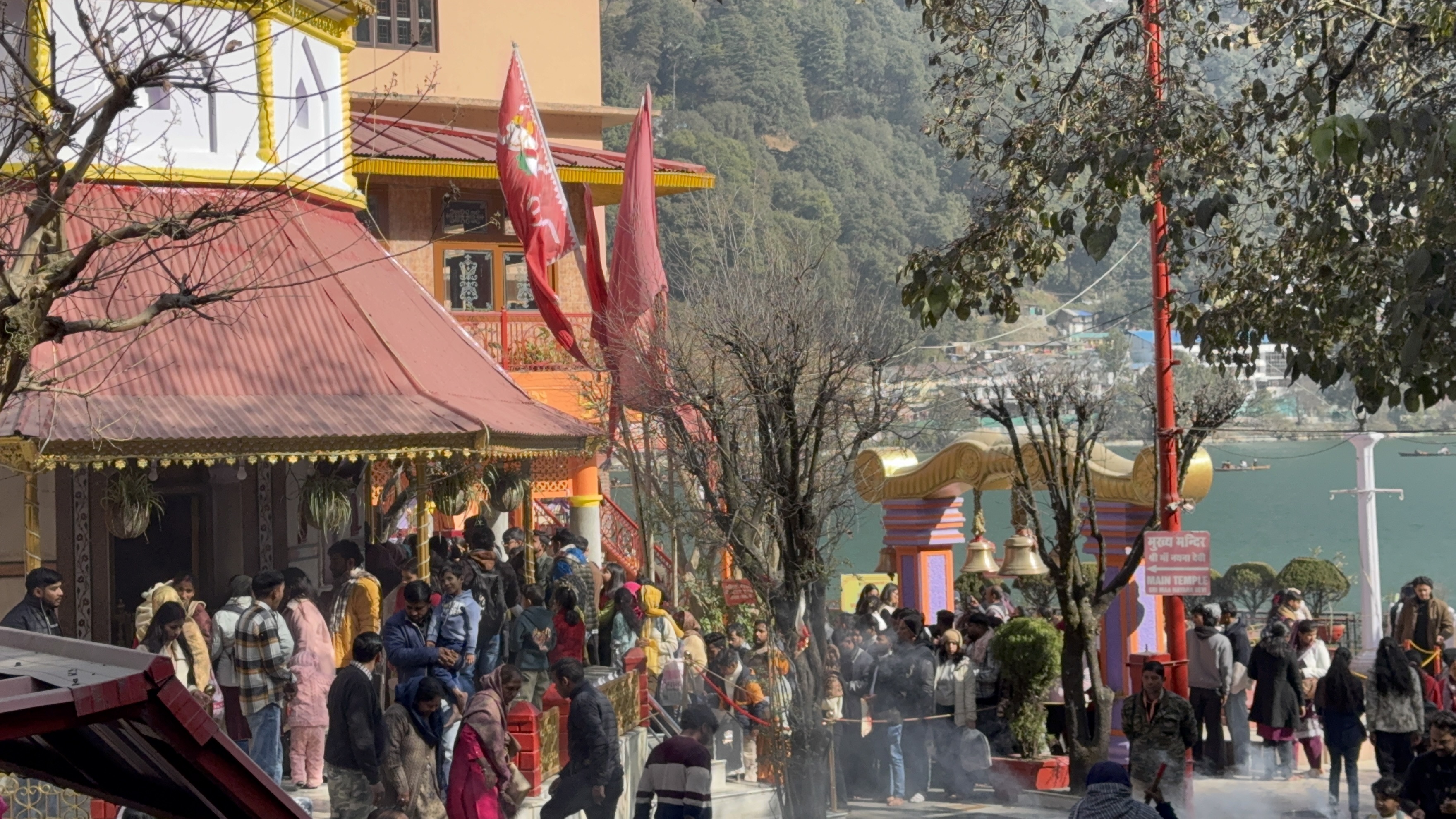 नववर्ष पर कैंची धाम  गोल्ज़यू मंदिर नयना  देवी मंदिर में  उमड़ी श्रद्धालुओं की भीड़ body image