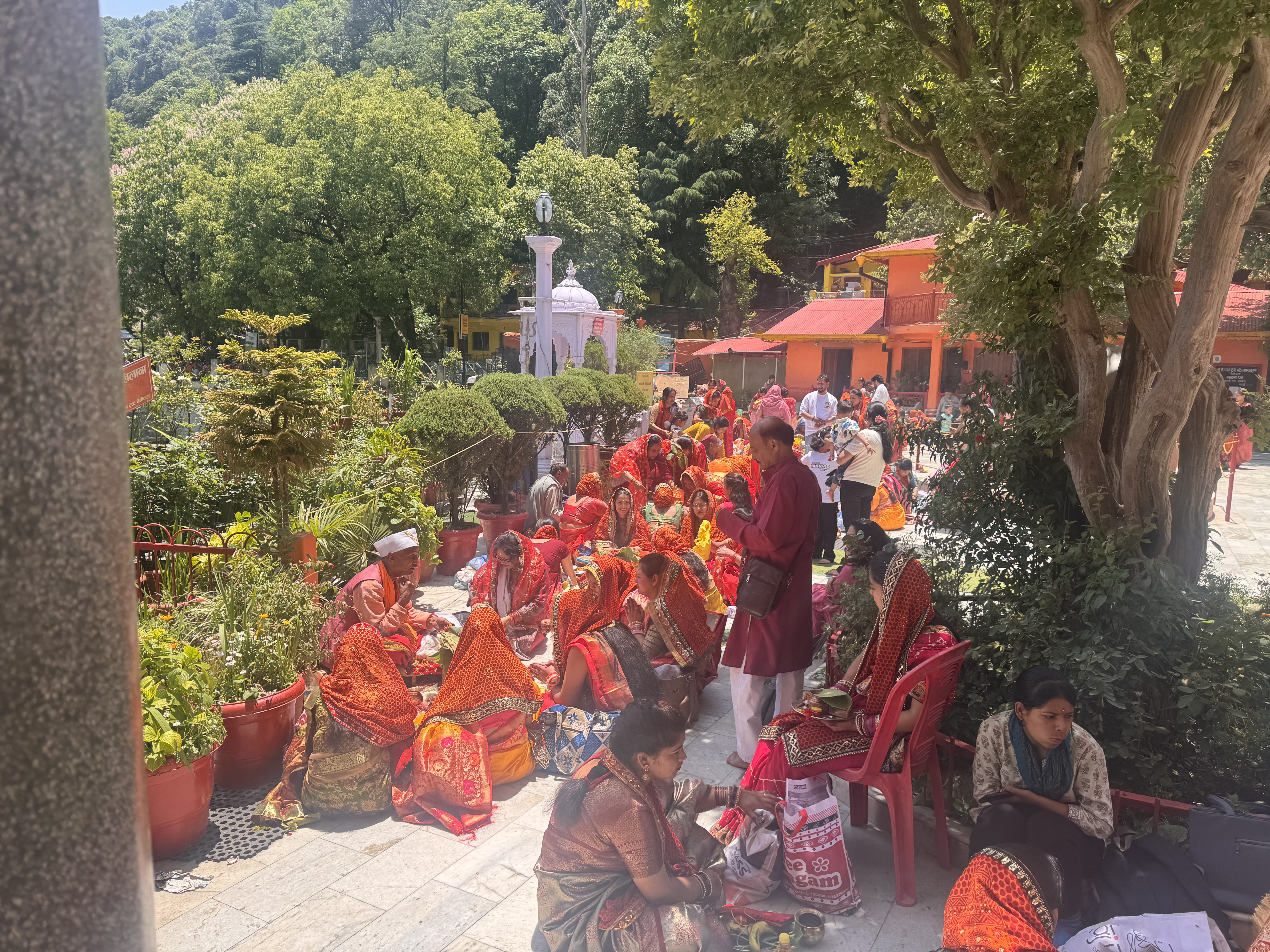 पति की लंबी आयु की कामना को लेकर नैना देवी मंदिर में महिलाओं ने किया वट सावित्री व्रत पूजन body image