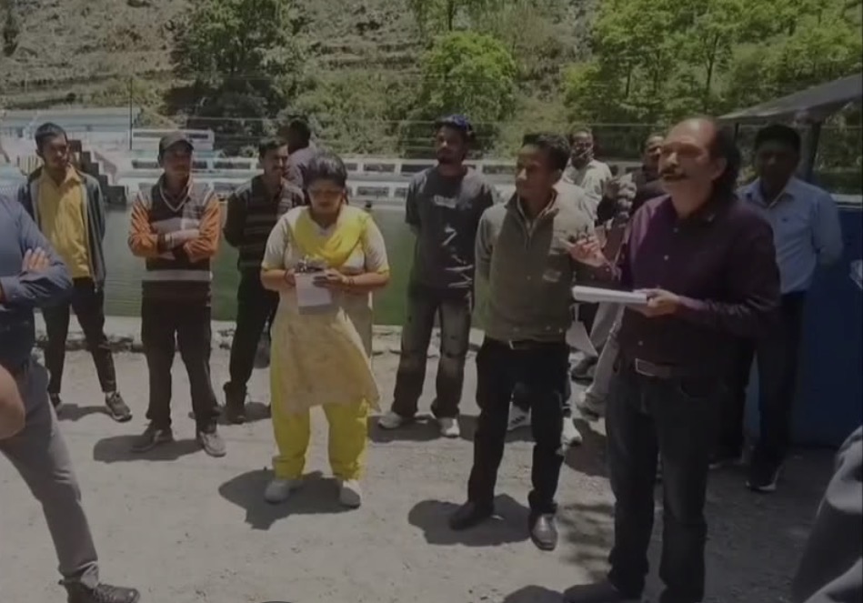प्रशासन सख्त, बारापत्थर से खुर्पाताल तक हटाया अतिक्रमण body image