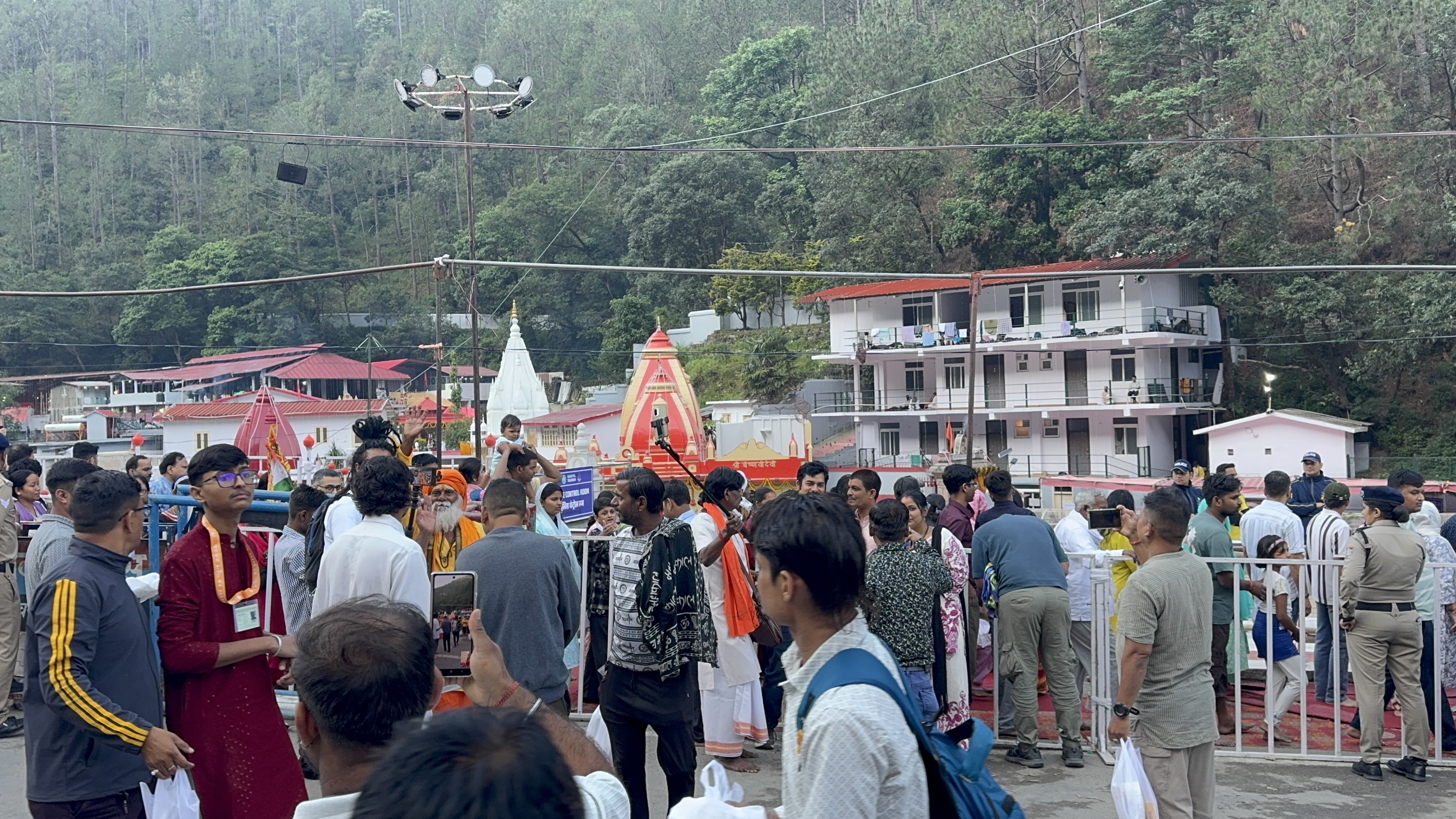 कैंची धाम में उमड़ी श्रद्धालुओं की भारी भीड़, सुरक्षा व्यवस्था  चाक-चौबंद body image