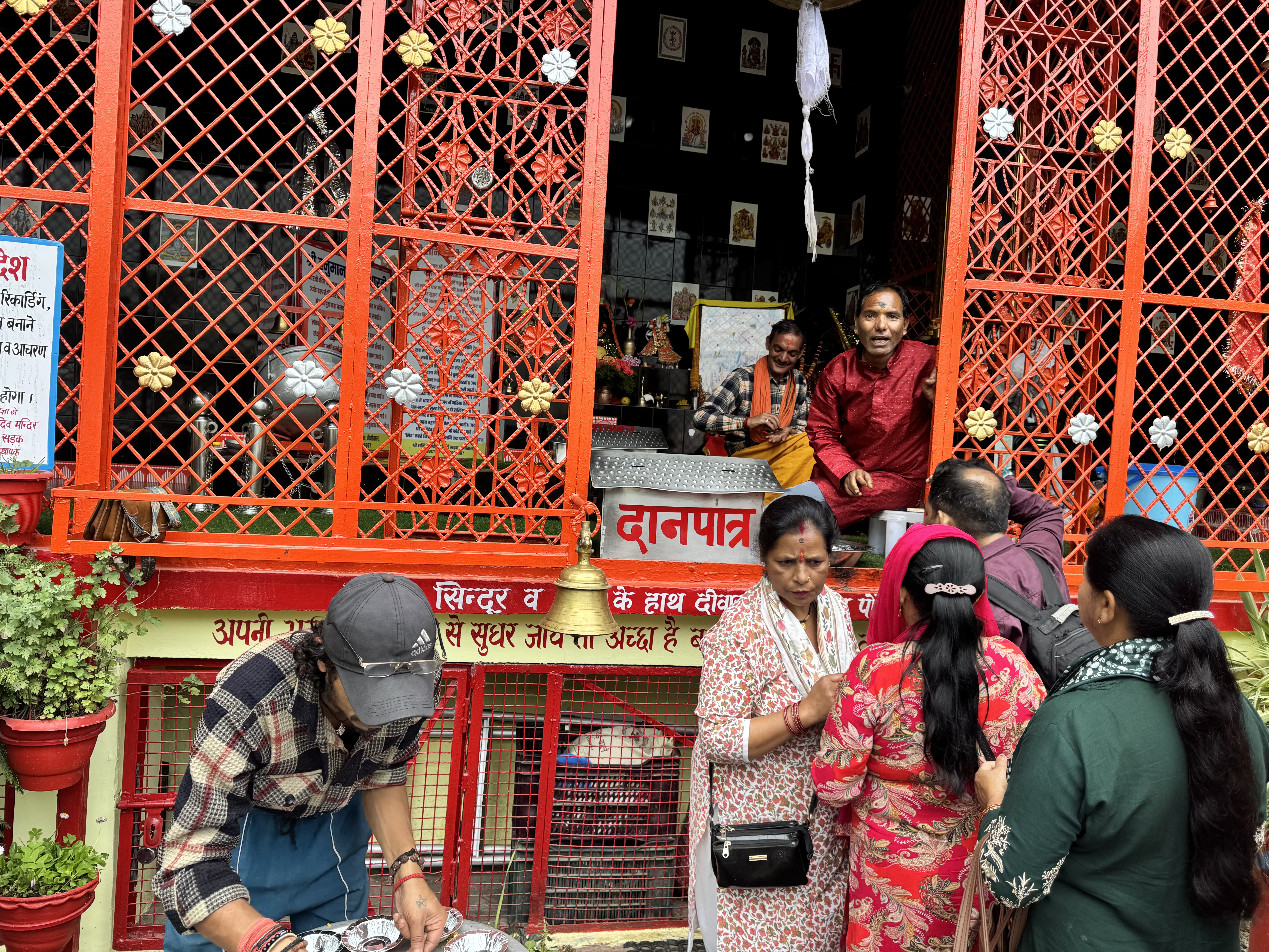 ठंडी रोड स्थित शनि मंदिर में खिचड़ी व खीर का भंडारा, श्रद्धालुओं की उमड़ी भीड़ body image