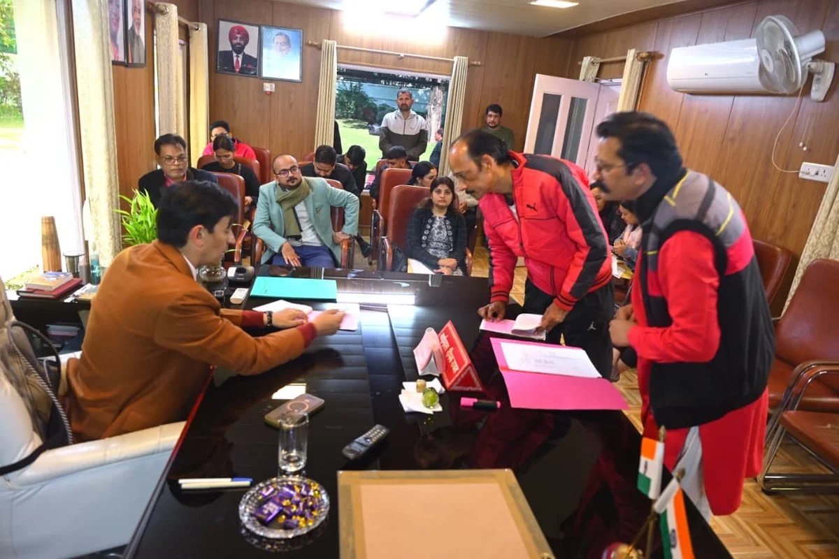 जनसुनवाई में आयुक्त दीपक रावत सख्त — भूमि विवाद, धोखाधड़ी और अवैध कब्जे पर तत्काल कार्रवाई