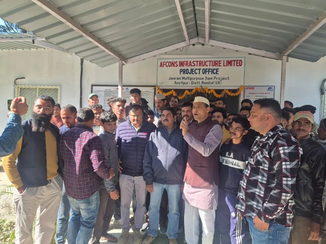 जमरानी बांध निर्माण कम्पनी का घेराव — स्थानीय युवाओं को रोजगार  की मांग पर ग्रामीणों का उग्र आंदोलन