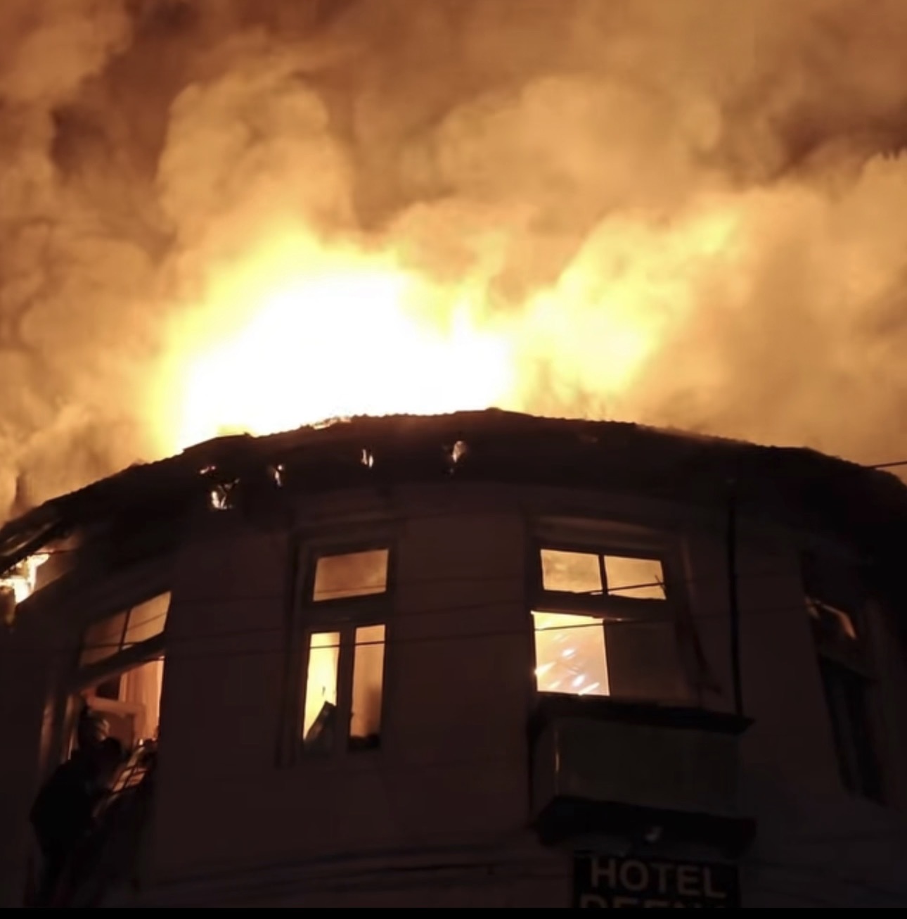 मल्लीताल में ब्रिटिशकालीन भवन में भीषण आग — सरस्वती शिशु मंदिर राख, कई भवनों को भारी नुकसान