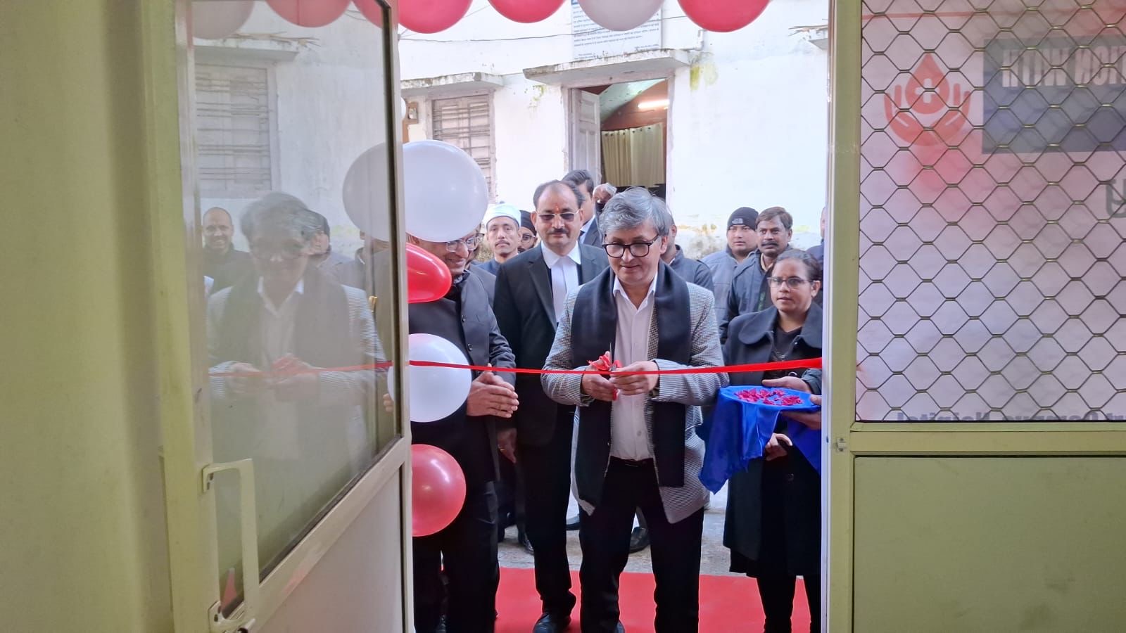 नैनीताल न्यायालय में मानवता का उत्सव : न्यायाधीशों व अधिवक्ताओ ने किया रक्तदान