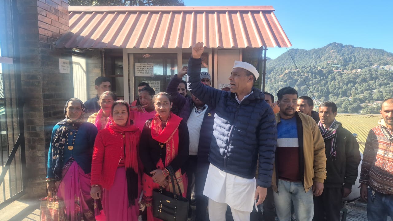 जंगली जानवरों के बढ़ते हमलों के विरोध में ग्रामीणों का वन विभाग कार्यालय घेराव