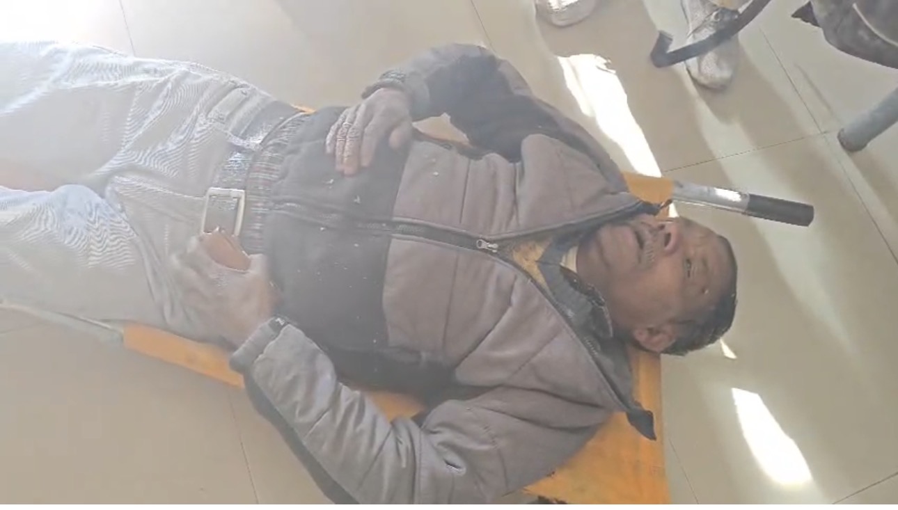 फांसी गधेरा में कार ने तीन पेंटरों को मारी टक्कर, दो गंभीर घायल, पुलिस वाहन व शराब के आरोप supporting media