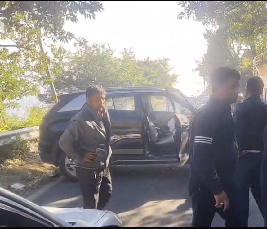 नैनीताल–कालाढूंगी मार्ग पर दो कारों की आमने-सामने भिड़ंत, छह घायल supporting media