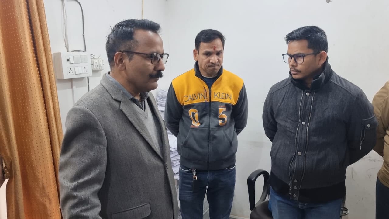 तहसील हल्द्वानी में न्यायालयीन अभिलेखों से खिलवाड़, डीएम के औचक निरीक्षण में दो निजी लोग पकड़े