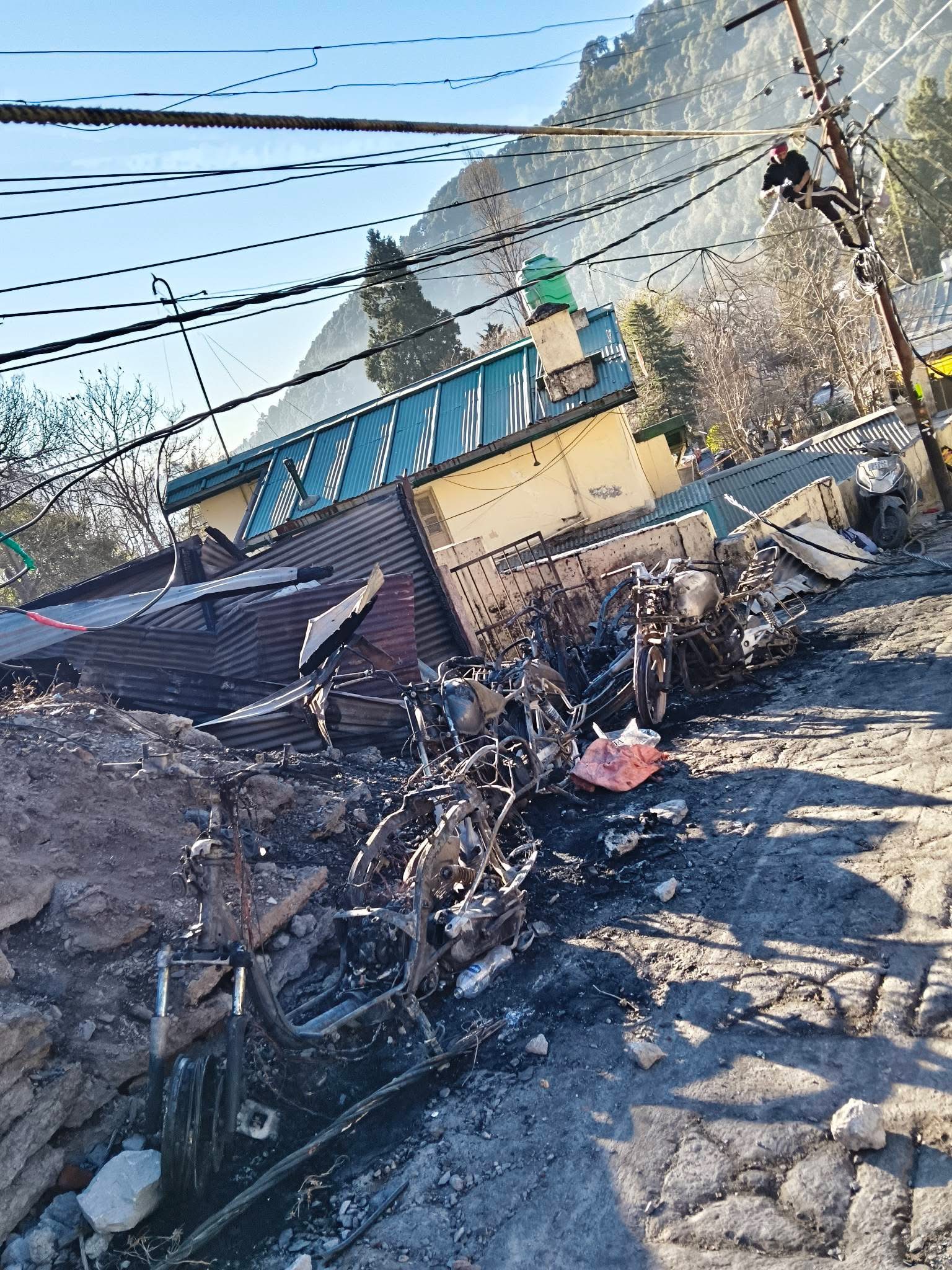 आधी रात को बीडी पांडे अस्पताल के पास आग से मचा हड़कंप, 6 वाहन जलकर खाक