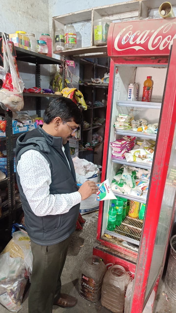 खाद्य विभाग का बड़ा एक्शन  दूध वाहनों की सघन जांच, दाल समेत 4 नमूने लैब भेजे गए