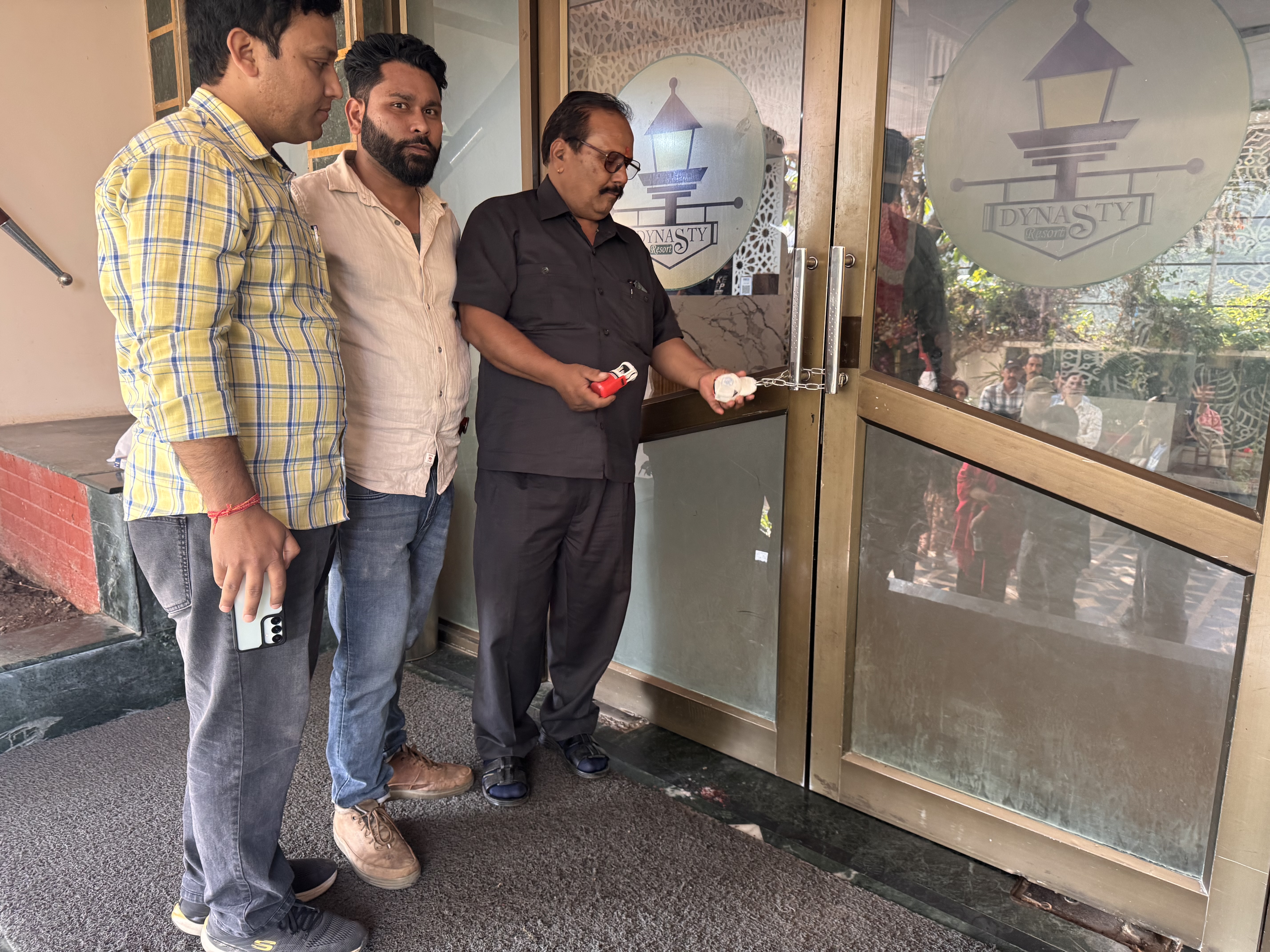 नैनीताल में प्रदूषण नियमों का उल्लंघन: डायनेस्टी रिजॉर्ट पर बड़ी कार्रवाई, रिसॉर्ट सील supporting media