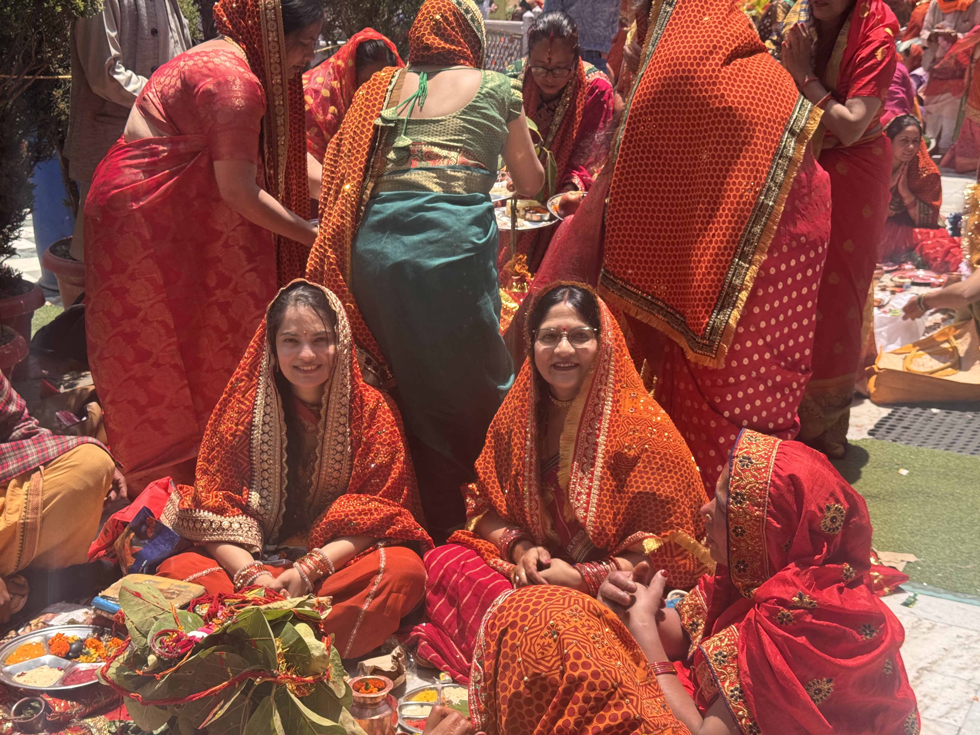 पति की लंबी आयु की कामना को लेकर नैना देवी मंदिर में महिलाओं ने किया वट सावित्री व्रत पूजन