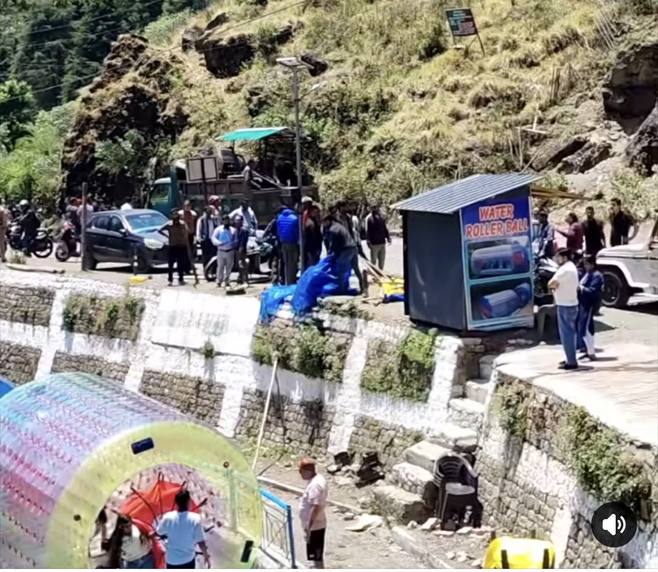 प्रशासन सख्त, बारापत्थर से खुर्पाताल तक हटाया अतिक्रमण