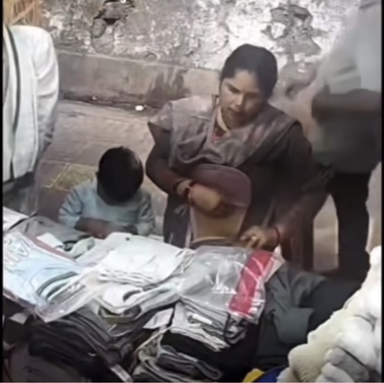 मल्लीताल के न्यू पालिका बाजार में कपड़ों की दुकान से चोरी, CCTV वीडियो वायरल