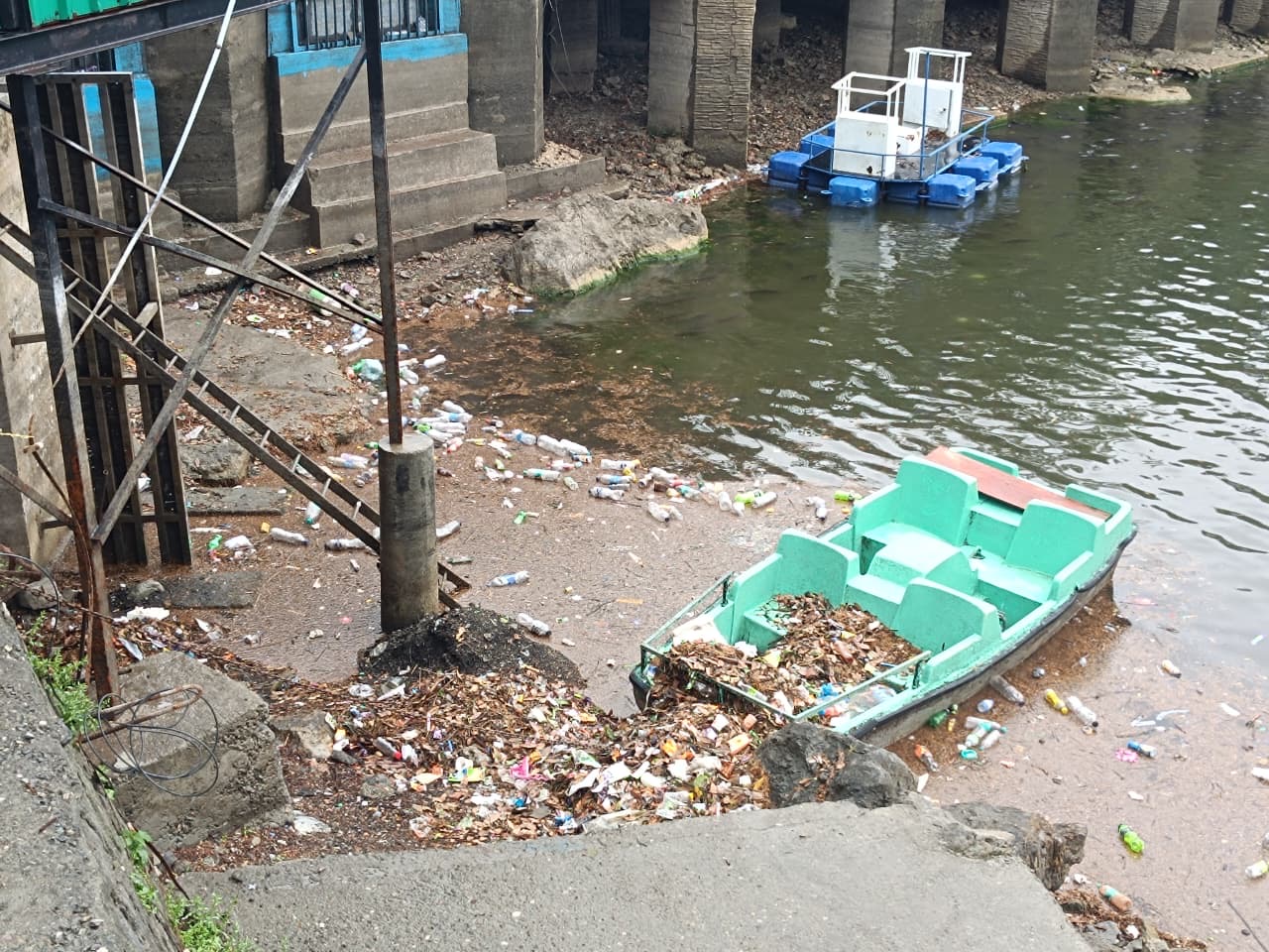 बारिश में झील तक पहुंचा कूड़े का अंबार, सफाई व्यवस्था पर उठे सवाल