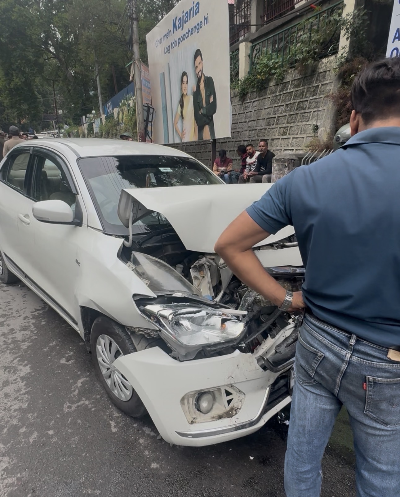 मल्लीताल तेज रफ्तार कार ने आगे चल रही कार को टक्कर मारी,  अफरा तफरी मची