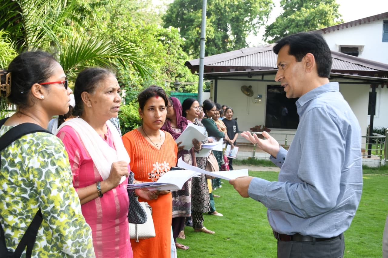 आयुक्त दीपक रावत ने मौके पर निपटाईं शिकायतें, महिला को दिलाए 58 हजार रुपये वापस