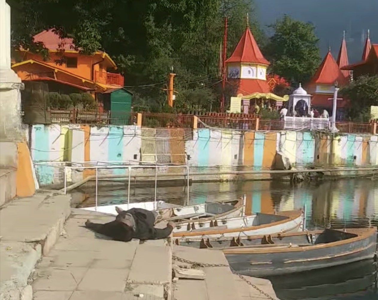 नयना देवी मंदिर के समीप झील में उतराता मिला अज्ञात अधेड़ का शव