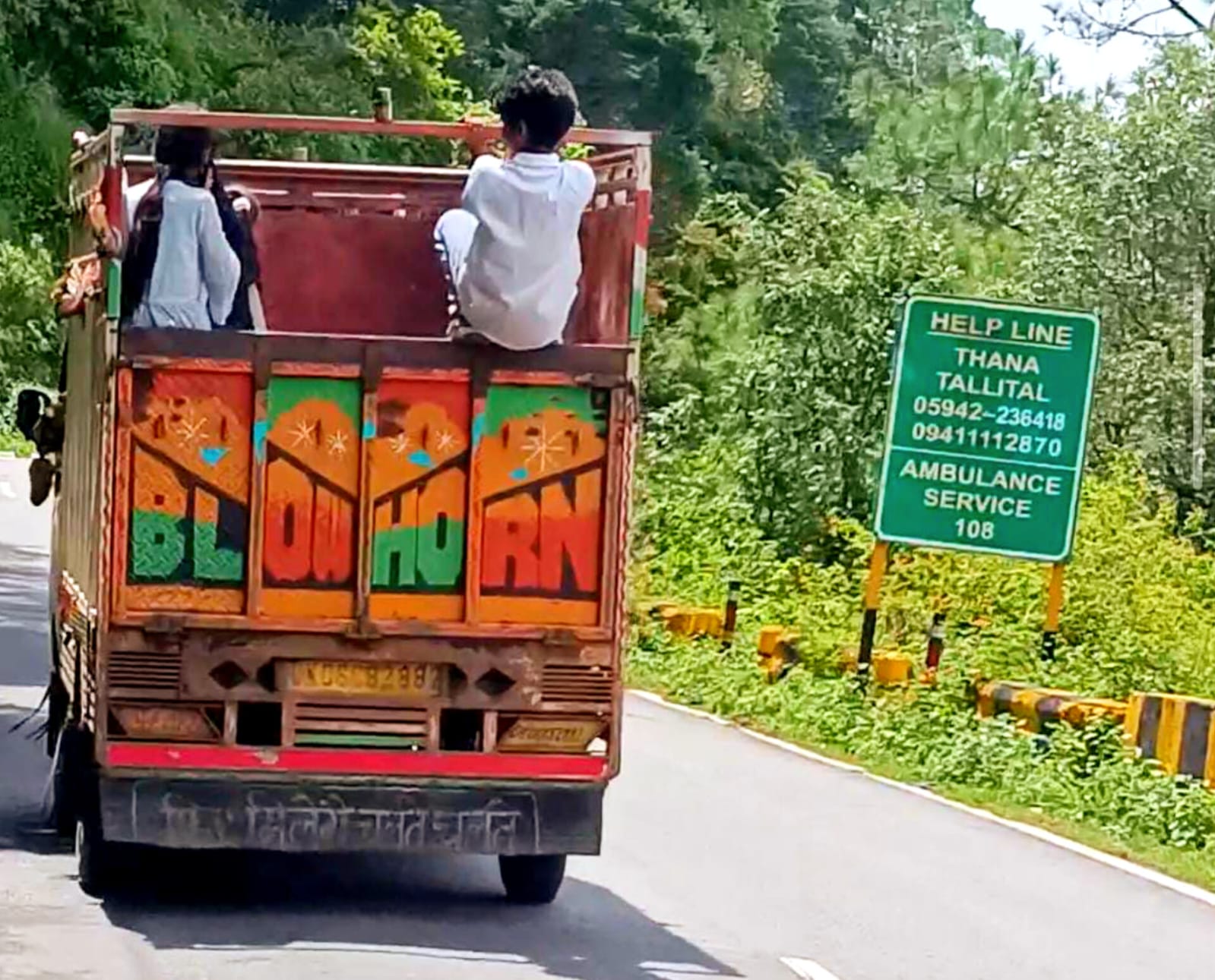 मालवाहक वाहन के डाले में बैठकर यात्रा करते दिखे बच्चे, आरटीओ ने जांच के दिए निर्देश