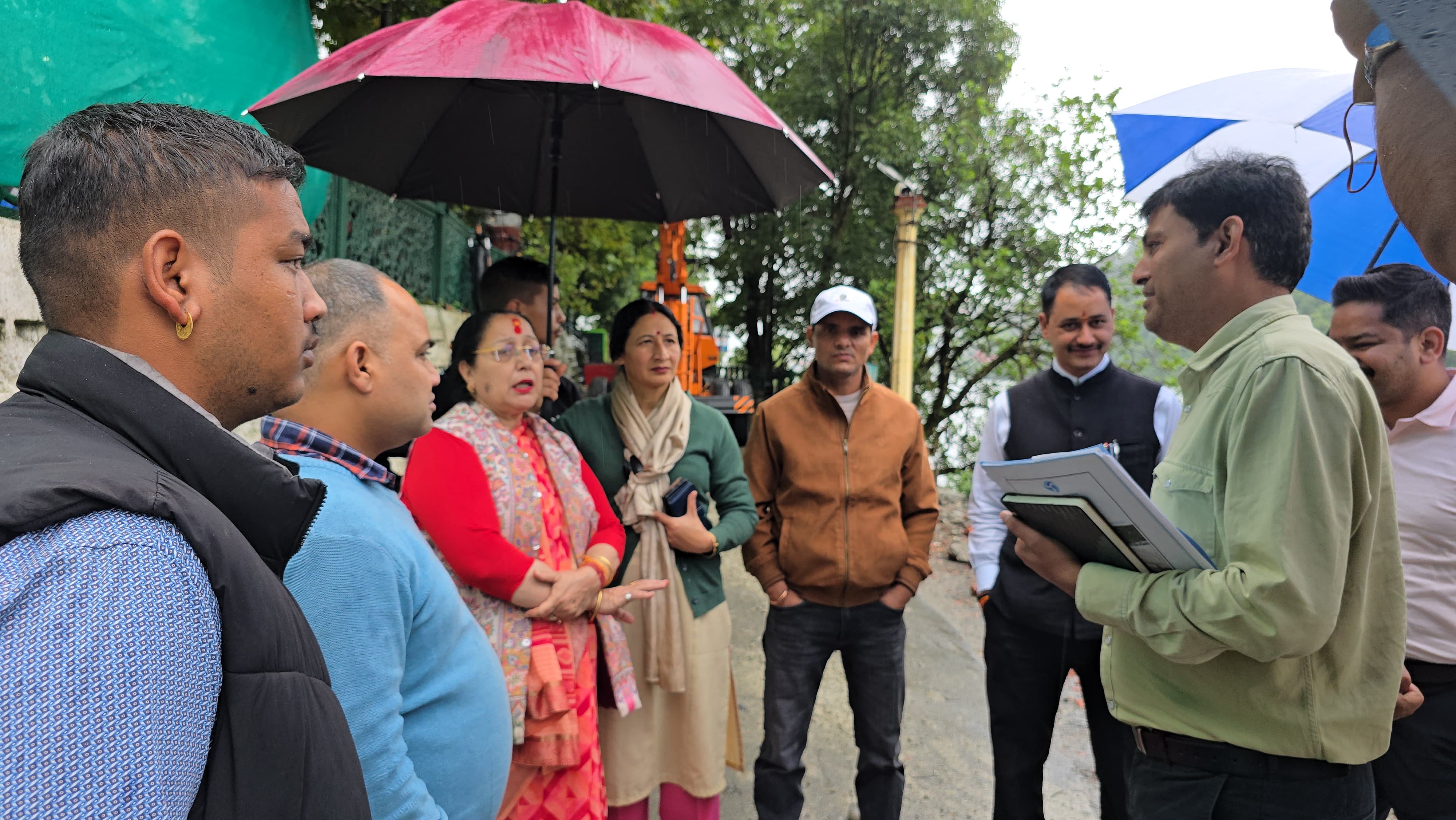 कारोबारियों की नाराजगी के बीच विधायक ने लोअर मॉल रोड का निरीक्षण