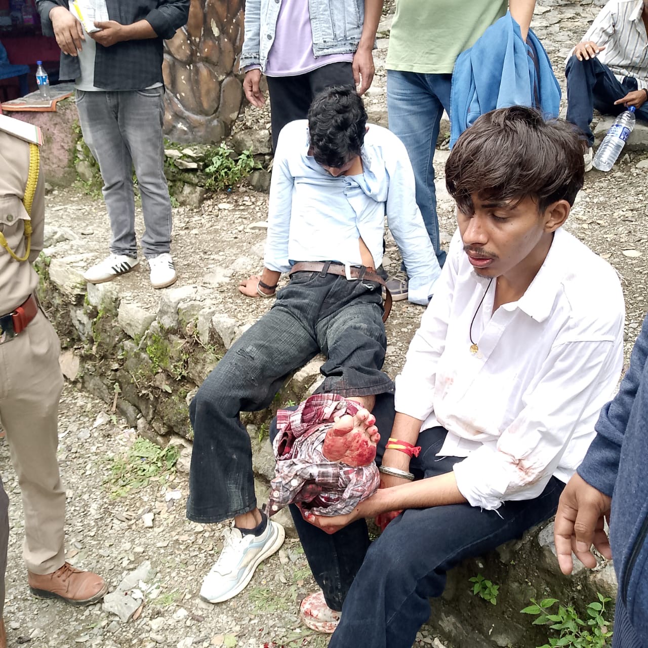 चाइना पीक ट्रेक पर फिसलने से खाई में गिरकर पर्यटक घायल